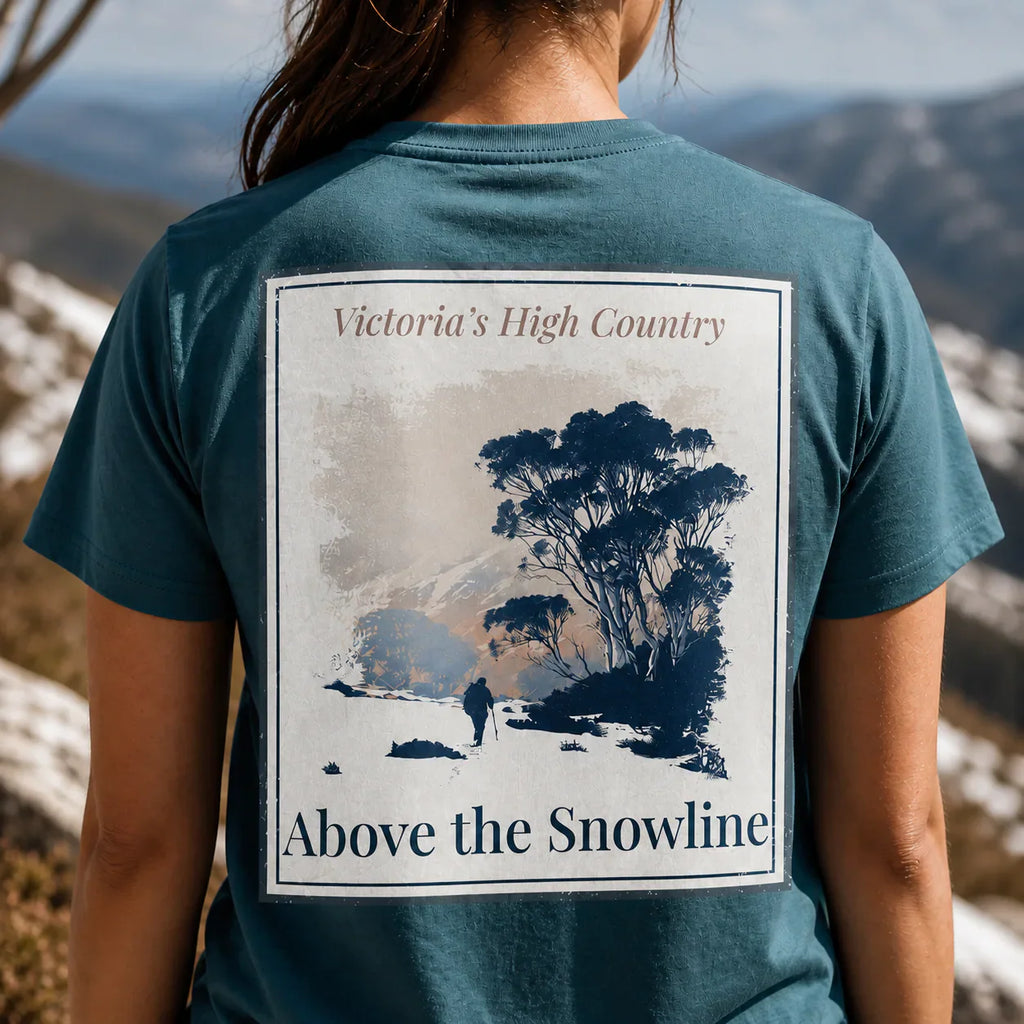 Organic Tee «Above the Snowline» petrolblau, Rückendruck mit Landschaftsprint