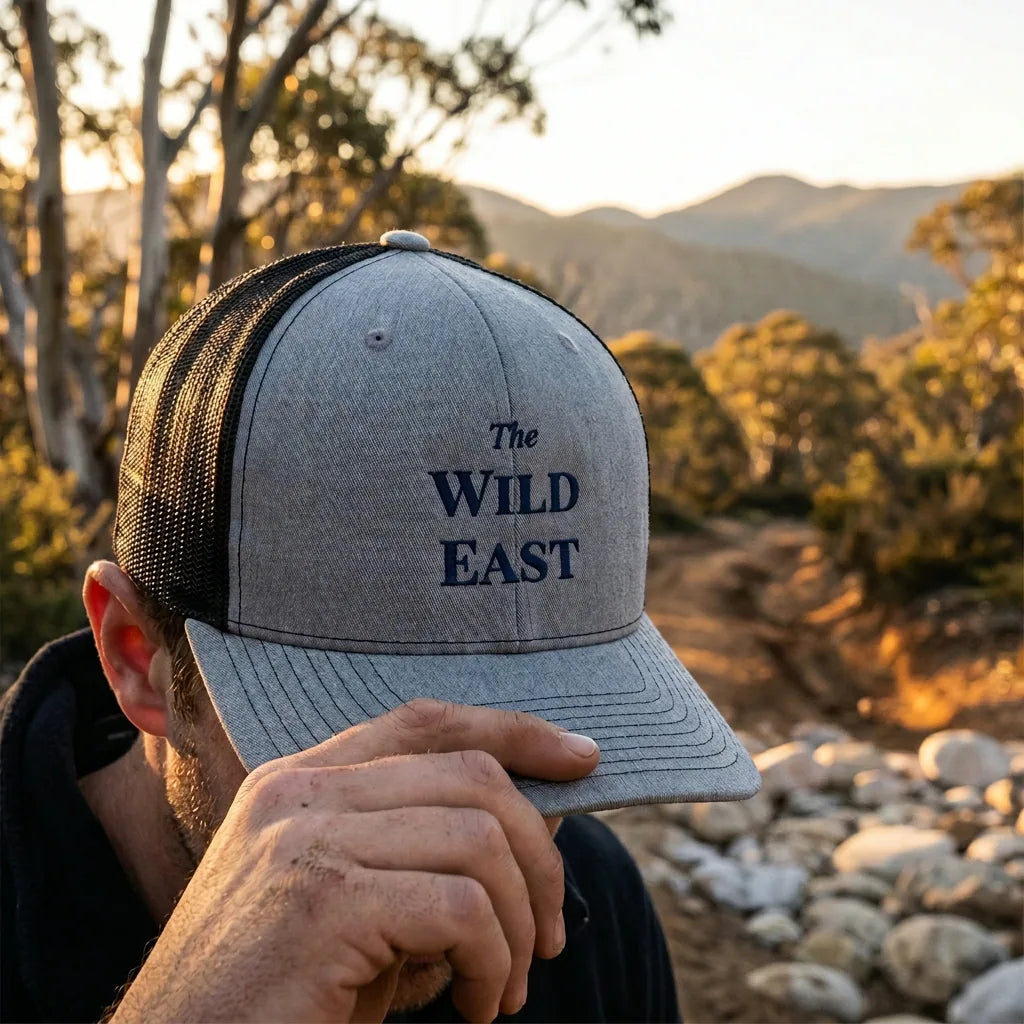 Trucker Cap Wild East, grau mit schwarzem Mesh und Schriftzug auf der Front