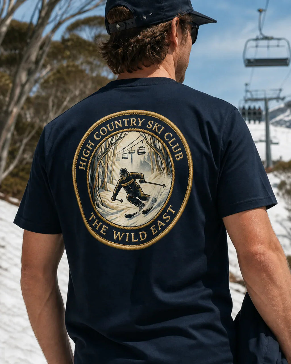 Organic Tee Ski Club mit rundem Ski-Club-Logo, dunkelblau