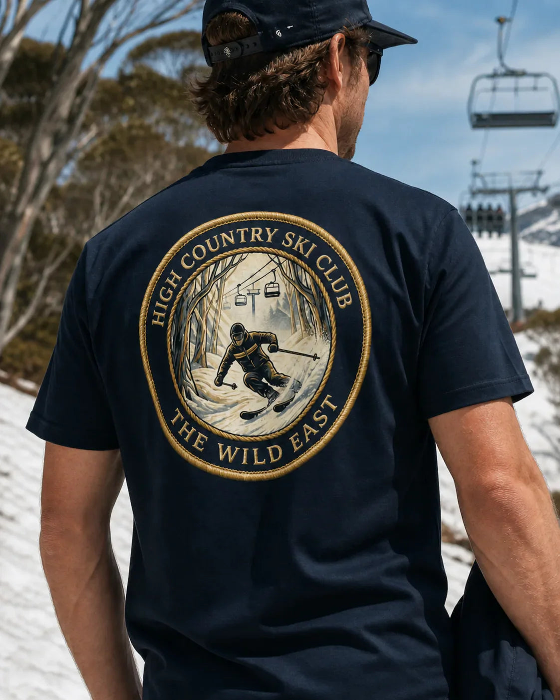 Organic Tee Ski Club mit rundem Ski-Club-Logo, dunkelblau
