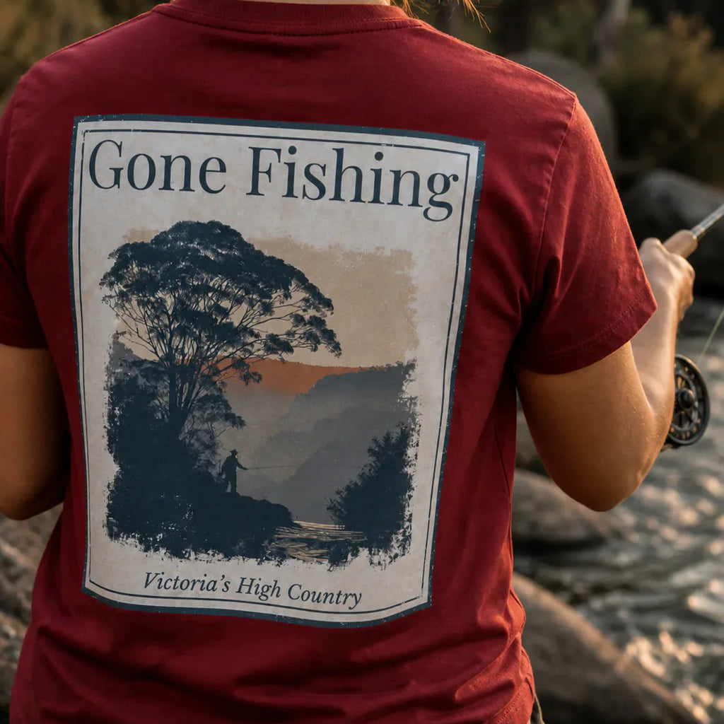 Rotes T-Shirt mit „Gone Fishing“-Rückendruck und Landschaftsillustration