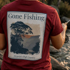 Rotes T-Shirt mit „Gone Fishing“-Rückendruck und Landschaftsillustration