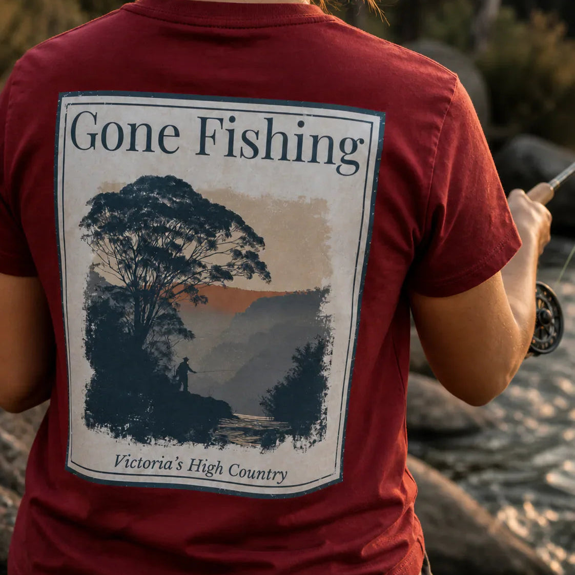 Rotes T-Shirt mit „Gone Fishing“-Rückendruck und Landschaftsillustration
