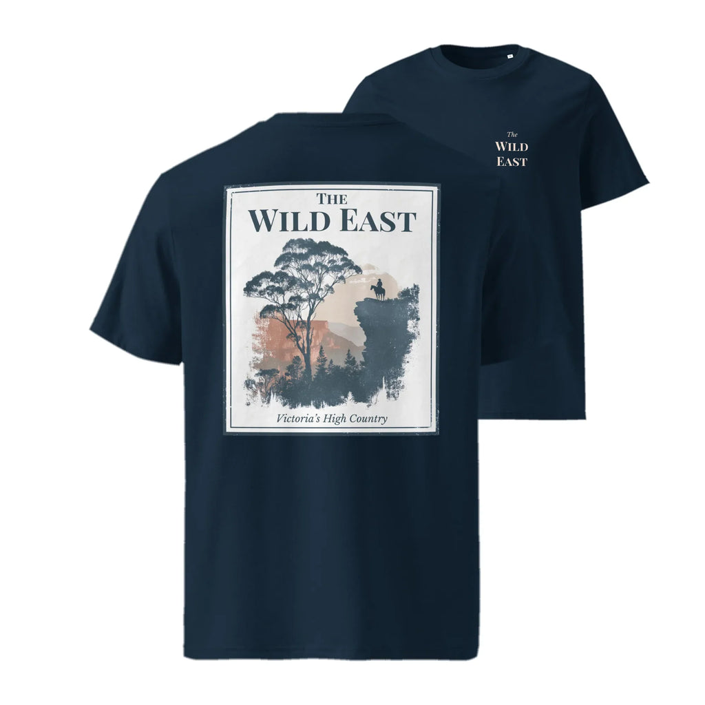T-shirt organica navy con stampa frontale a riquadro: The Wild East e paesaggio