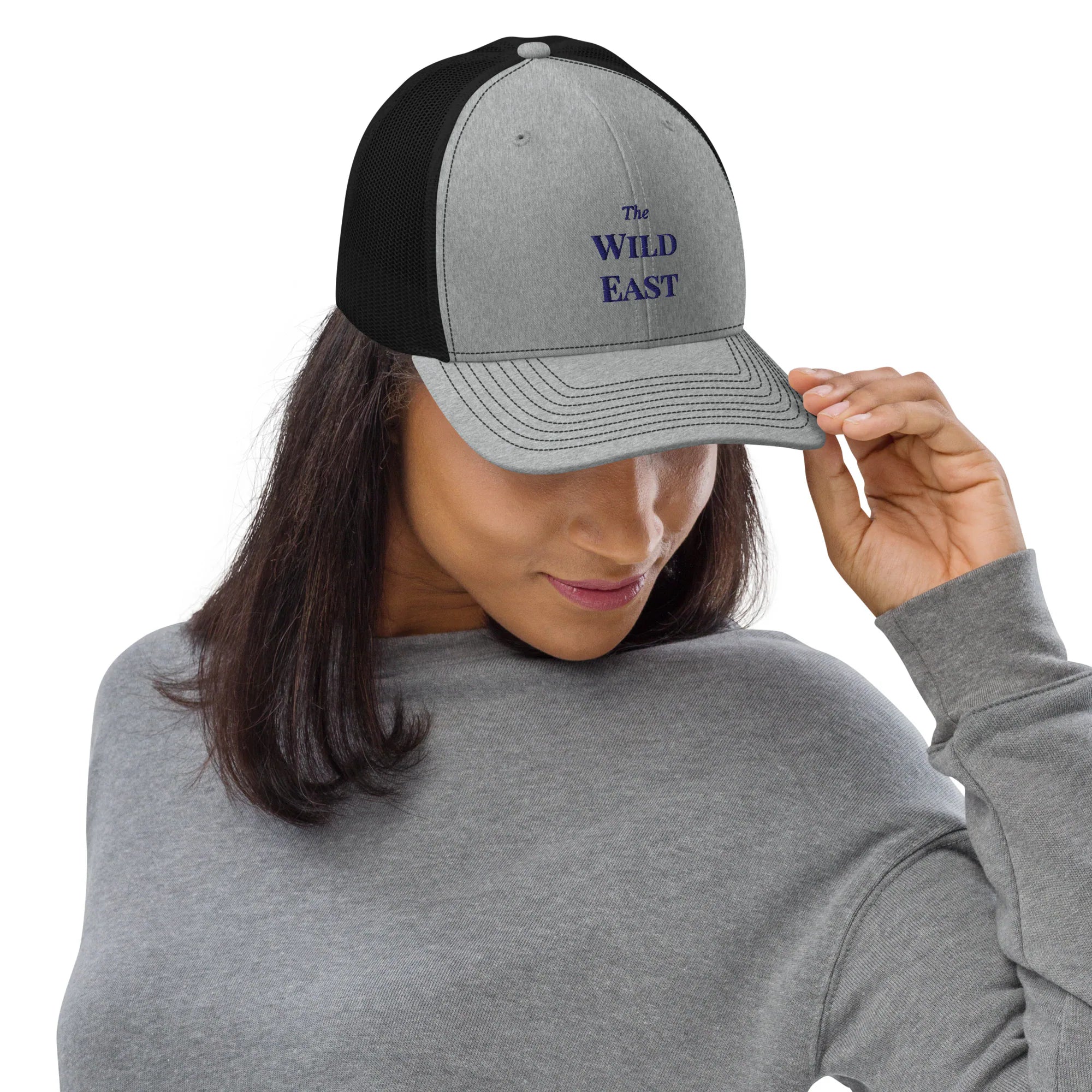 Trucker Cap Wild East, grau mit schwarzem Mesh, Schriftzug vorn