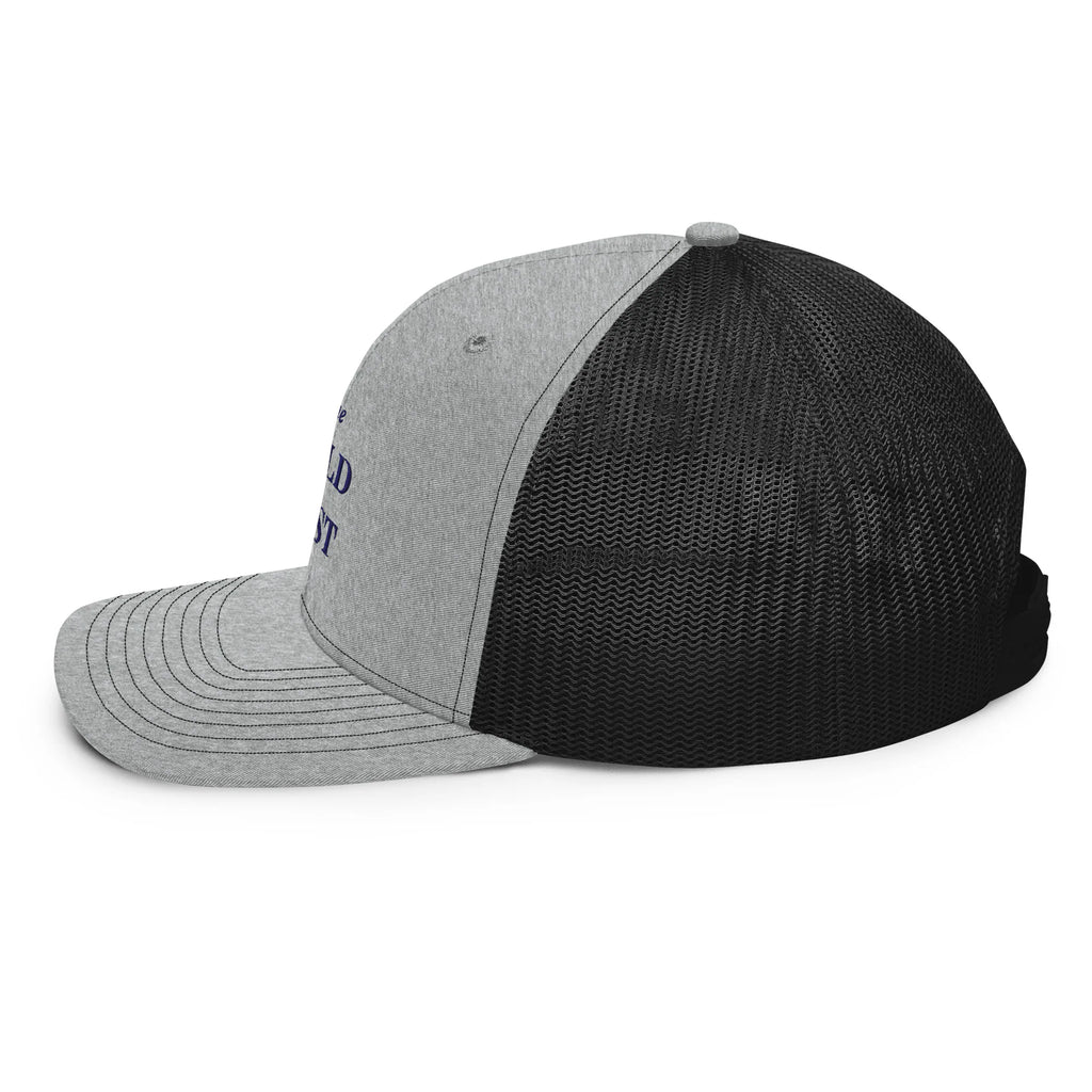 Trucker Cap Wild East, Seitenansicht: graue Front mit schwarzem Mesh-Einsatz