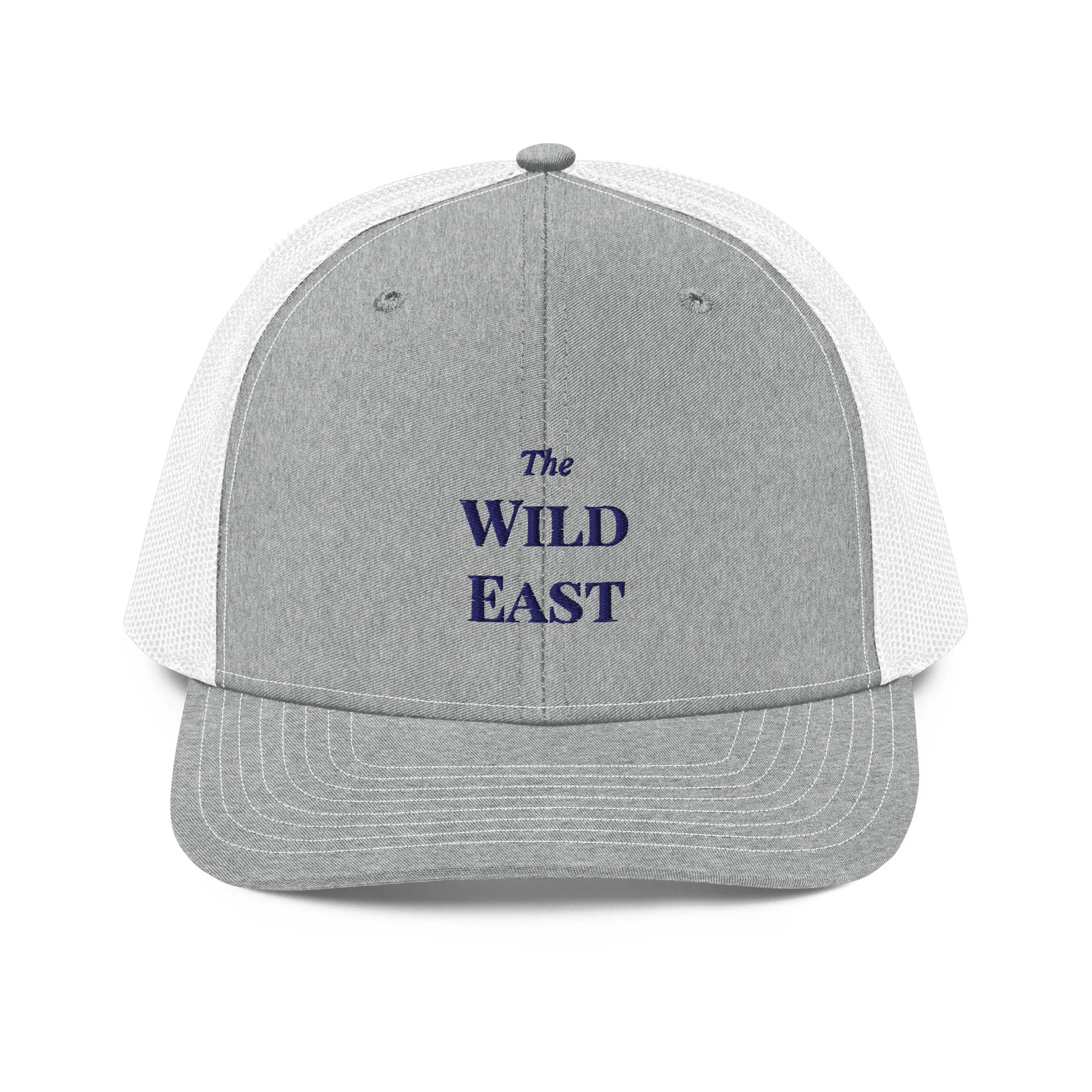 Trucker Cap Wild East, Frontansicht: hellgrau mit weißem Mesh und blauem Schriftzug