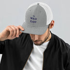 Trucker Cap Wild East, hellgraue Front mit weißem Mesh und blauem Schriftzug