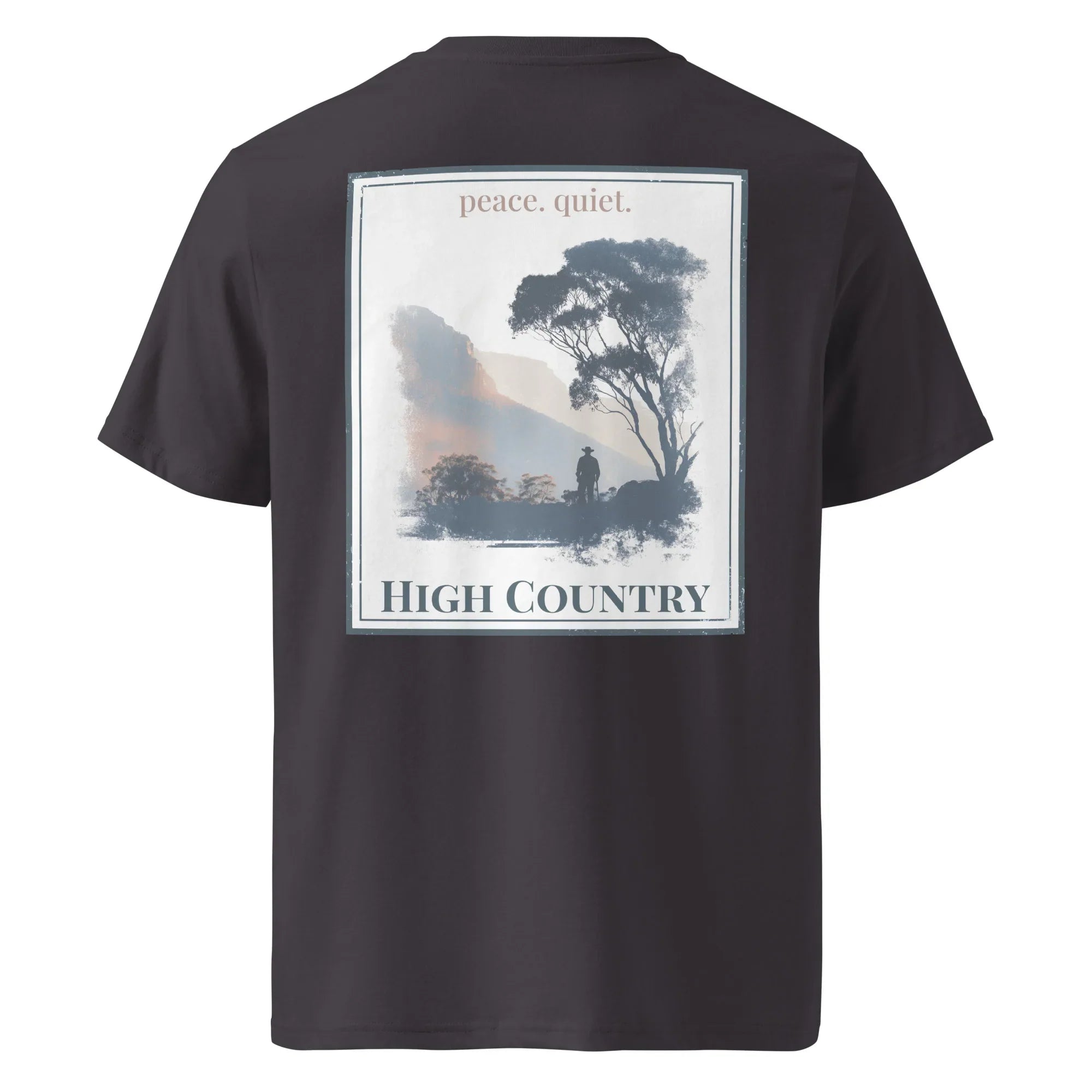 Camiseta orgánica gris oscuro: 'peace. quiet.' y gráfico 'HIGH COUNTRY' en la espalda