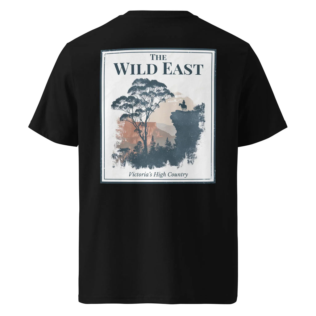 T-shirt organica nera con stampa grande sul retro: The Wild East e paesaggio