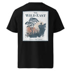 T-shirt organica nera con stampa grande sul retro: The Wild East e paesaggio