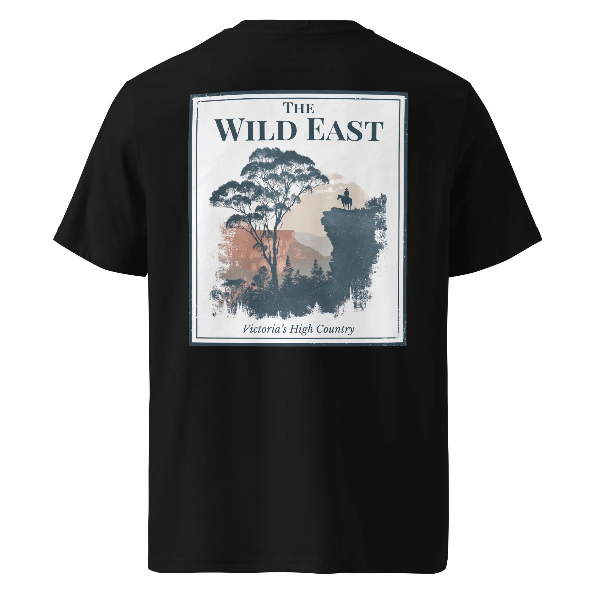 T-shirt organica nera con stampa grande sul retro: The Wild East e paesaggio