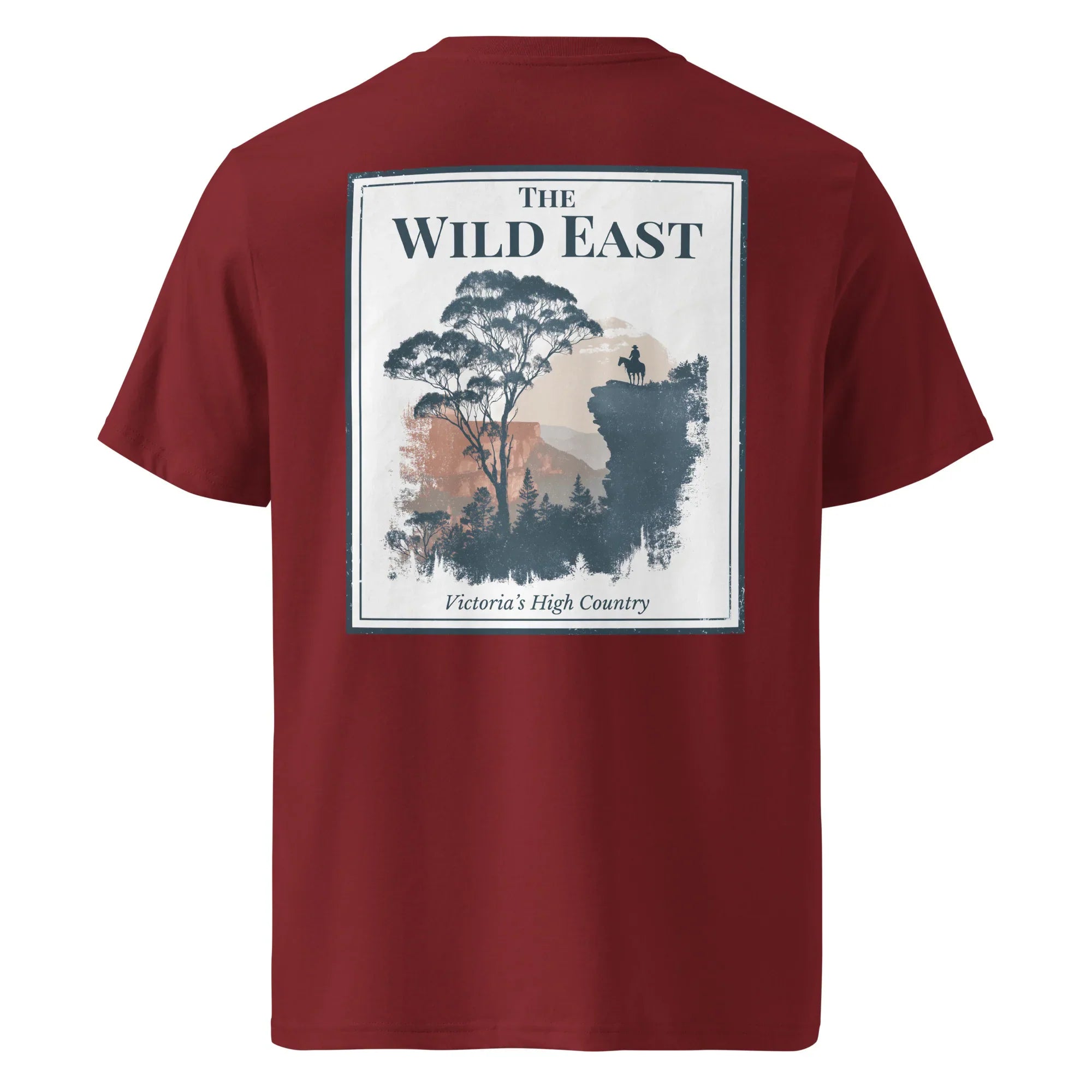 T-shirt organica bordeaux con stampa grande sul retro: The Wild East e paesaggio
