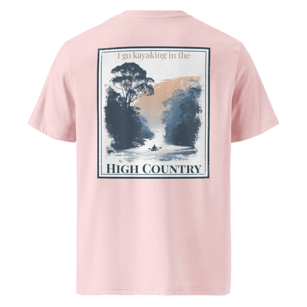 Organic Tee in zartem Rosa mit „HIGH COUNTRY“ Rücken-Print und Kajak-Motiv