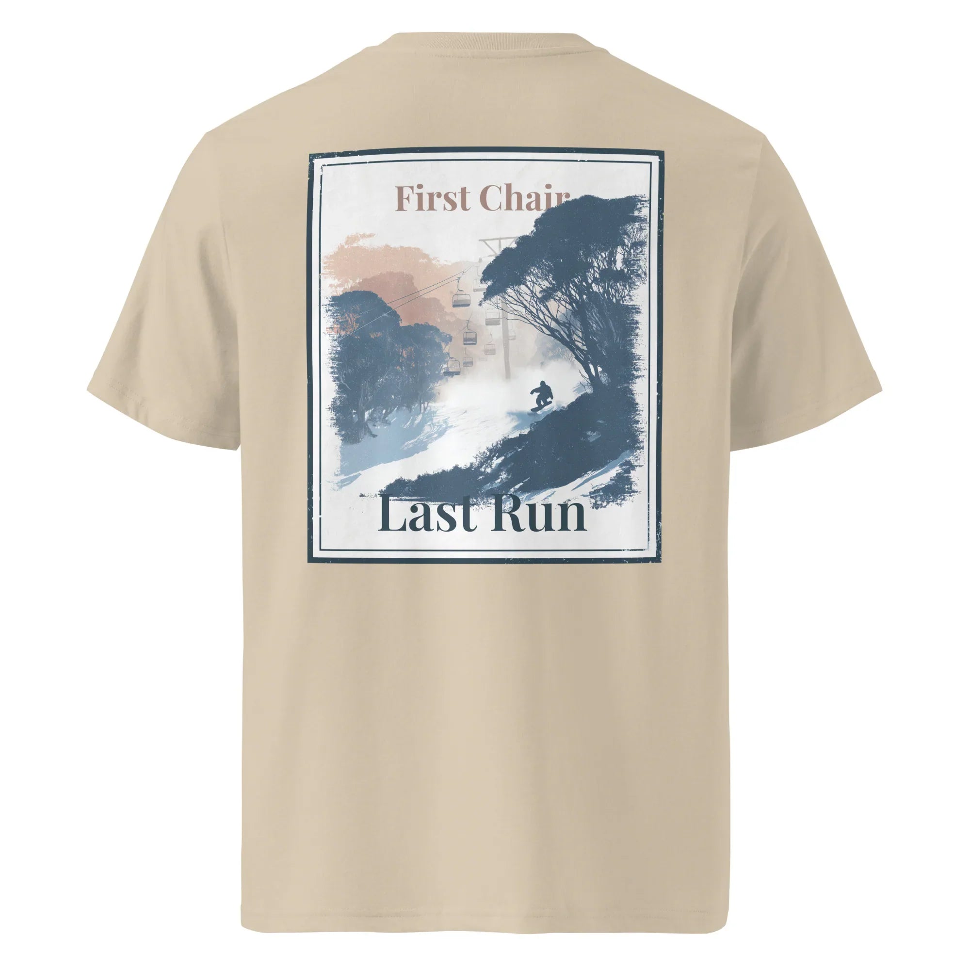 Dark Heather Grey Organic Tee Rückseite mit „First Chair“/„Last Run“-Foto