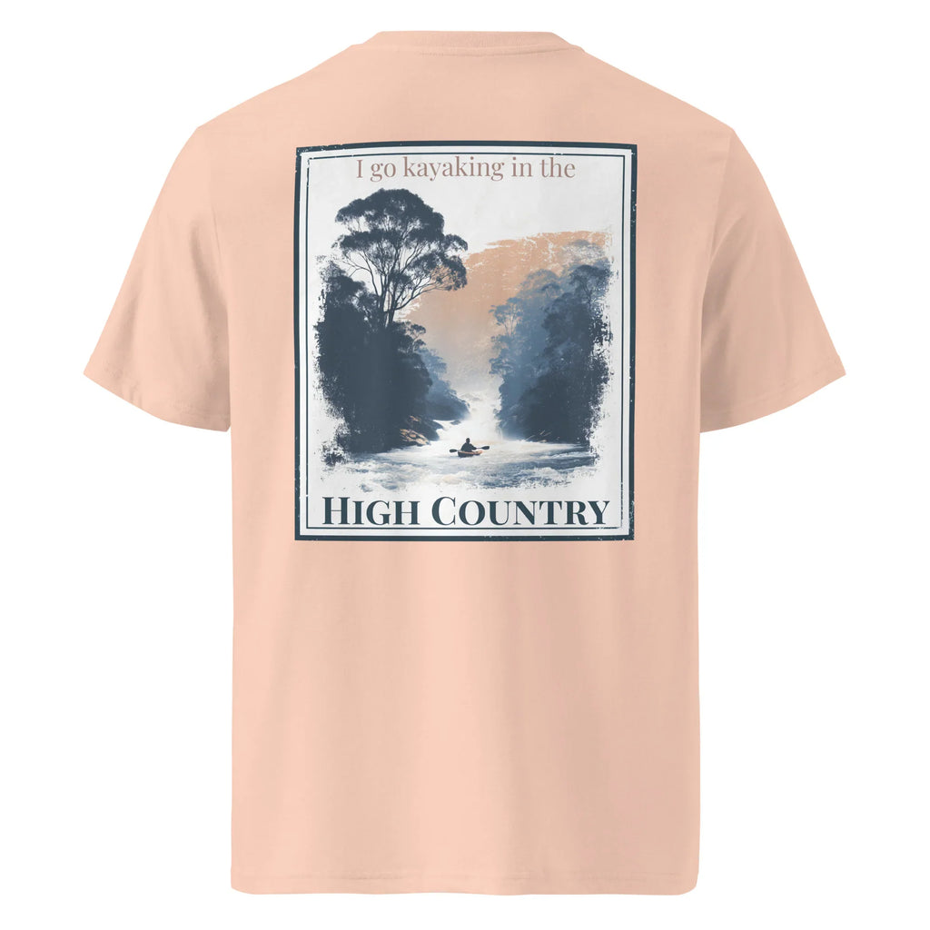 Organic Tee in hellem Pfirsichrosa mit „HIGH COUNTRY“ Rücken-Print und Kajak-Motiv