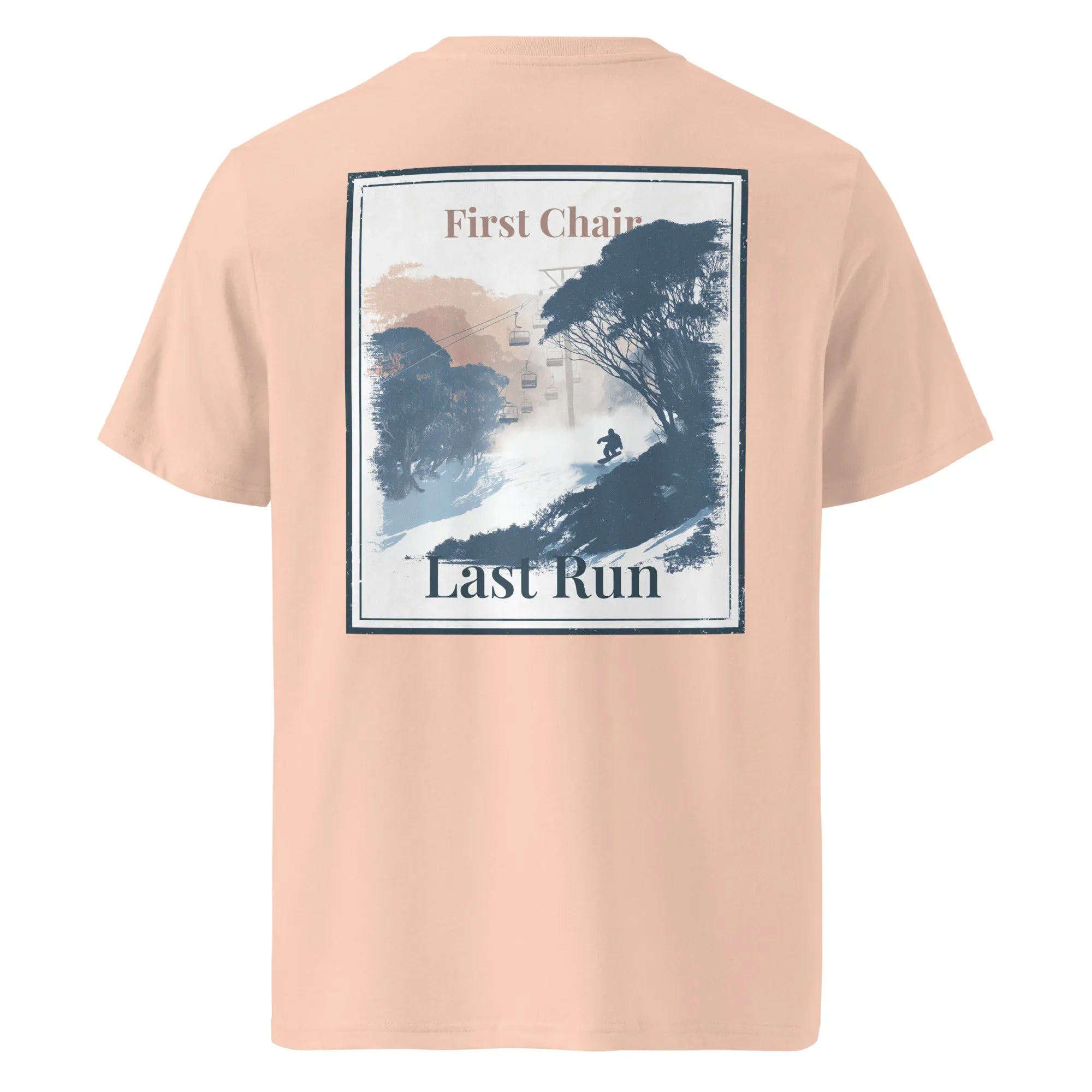 Desert Dust Organic Tee Rückseite mit „First Chair“/„Last Run“-Foto