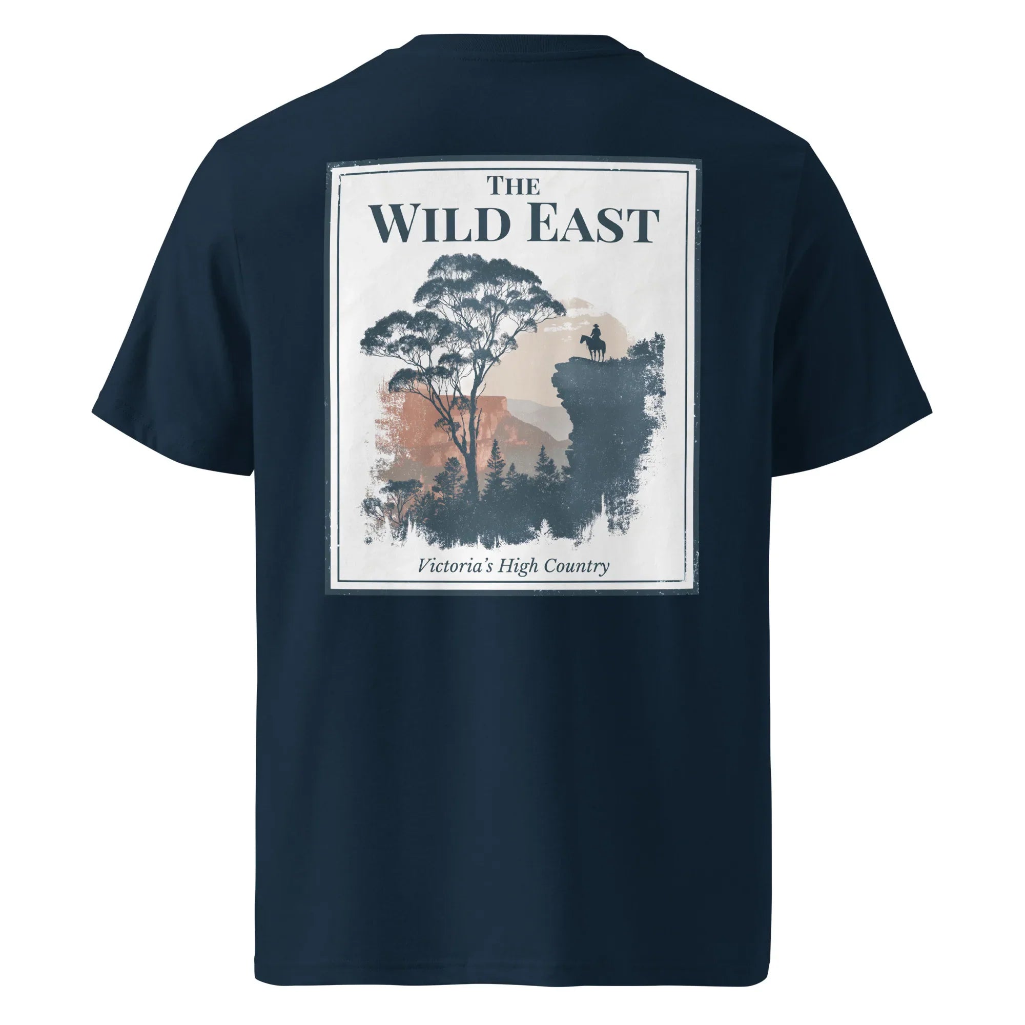 T-shirt organica navy con stampa grande sul retro: The Wild East e paesaggio