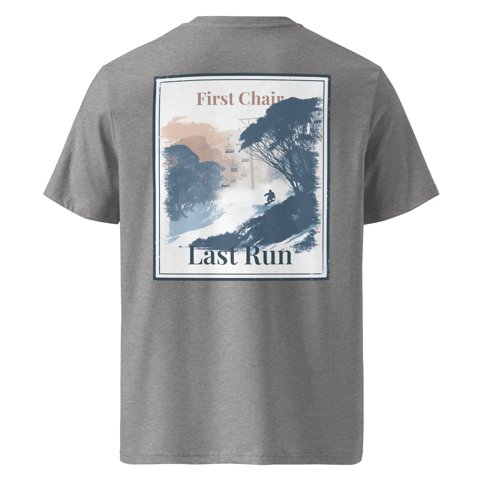 Khaki Organic Tee Rückseite mit „First Chair“/„Last Run“-Foto