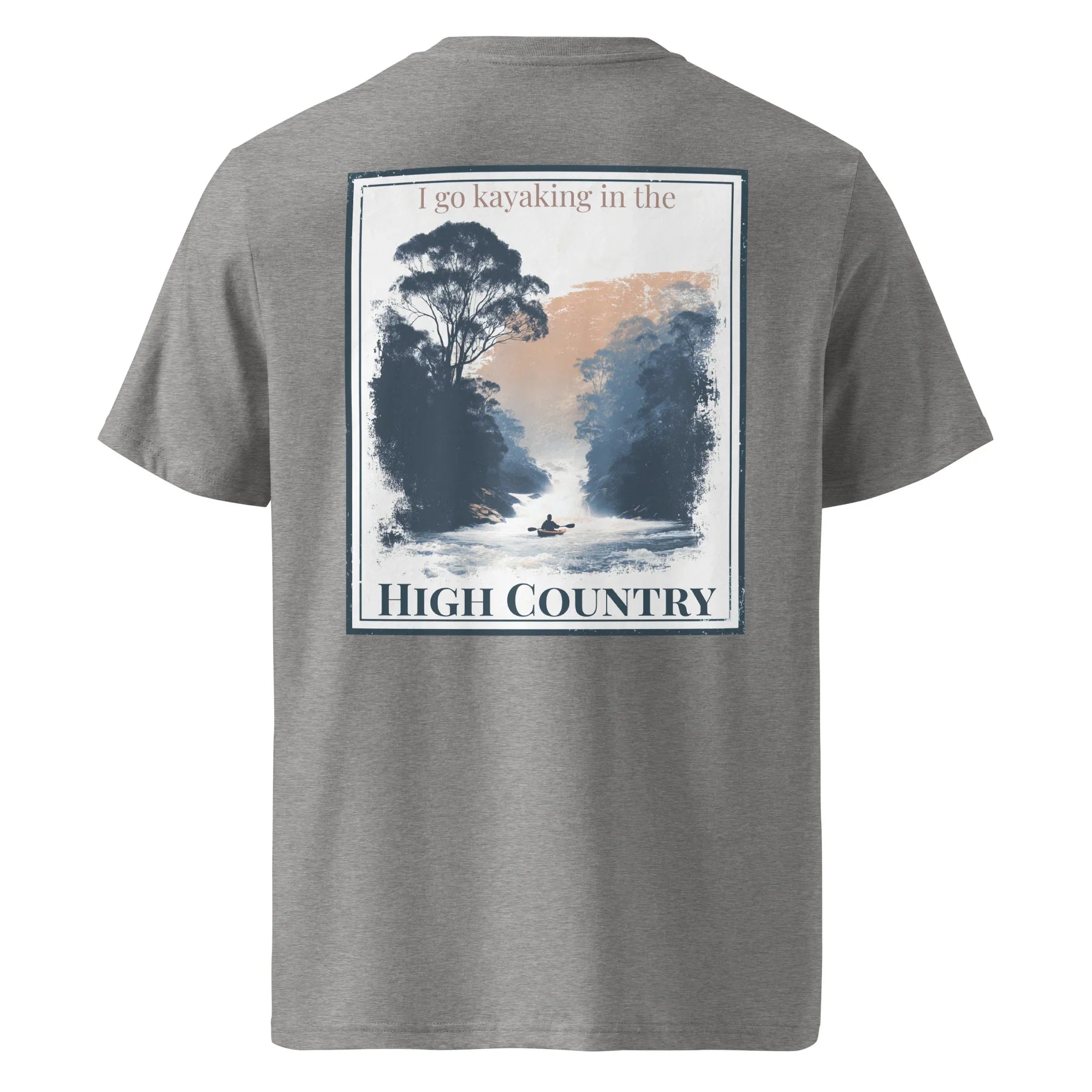Organic Tee in Dark Heather Grey mit „HIGH COUNTRY“ Front-Print und Kajak-Motiv