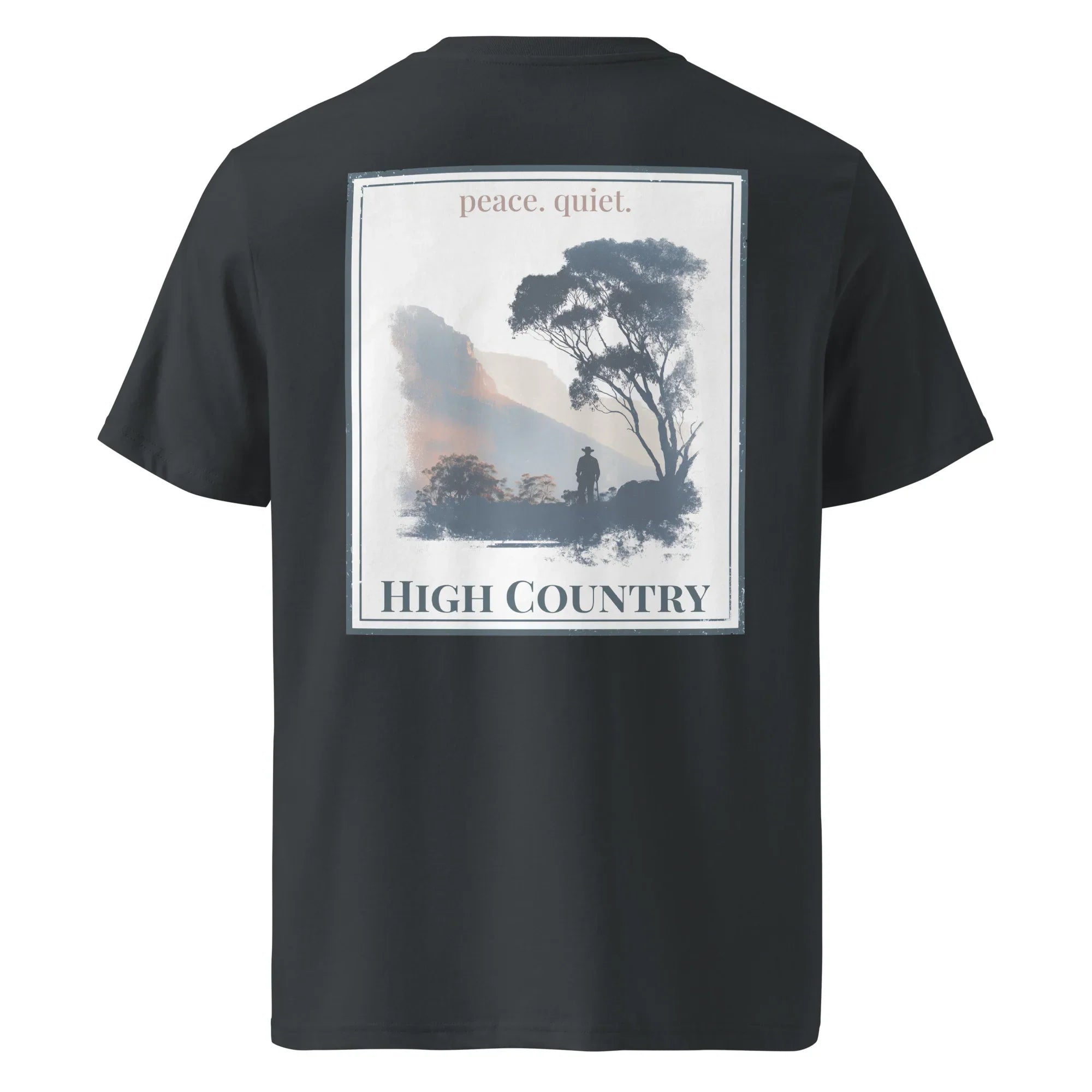 Camiseta orgánica negra: 'peace. quiet.' y gráfico 'HIGH COUNTRY' en la espalda