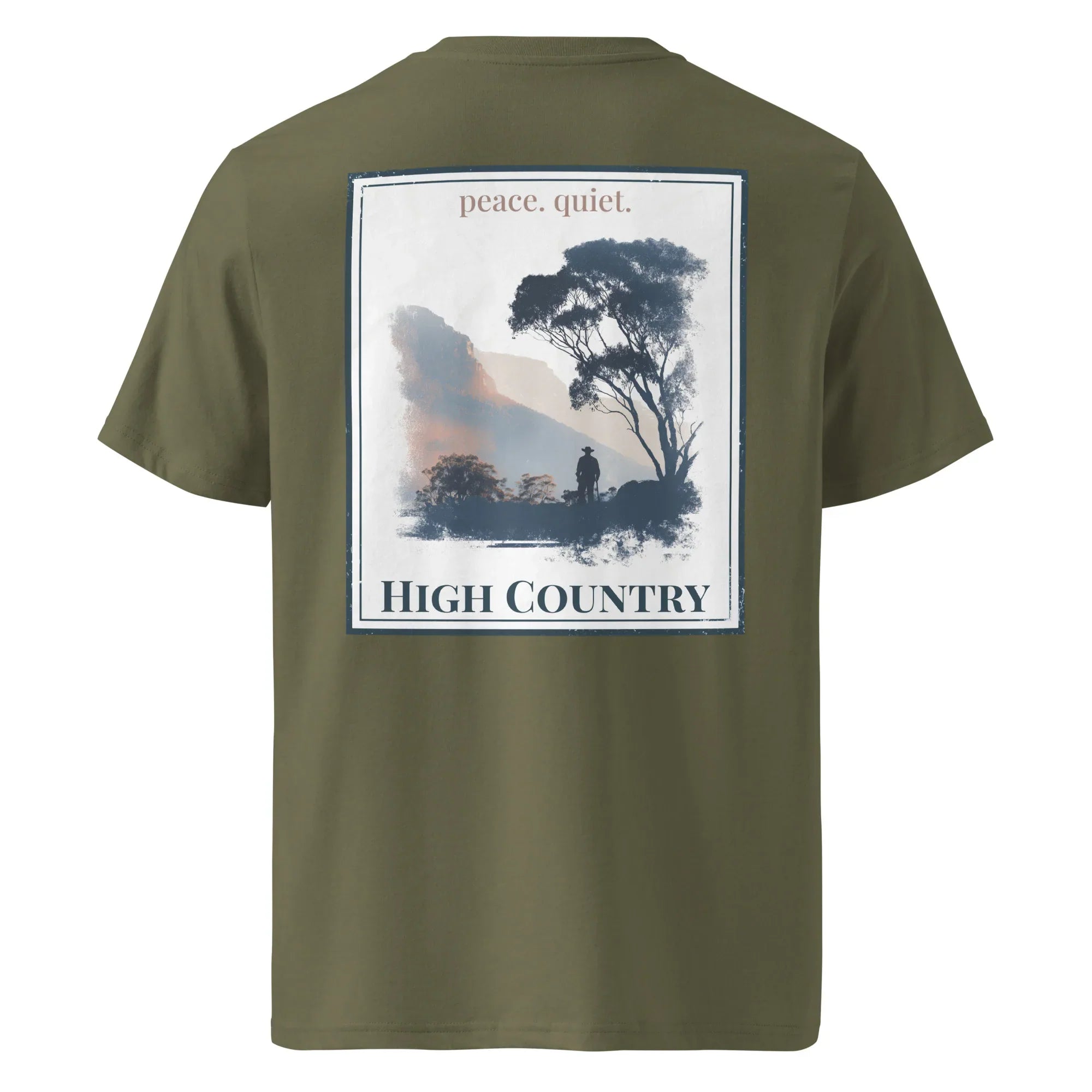 Camiseta orgánica caqui: 'peace. quiet.' y gráfico 'HIGH COUNTRY' en la espalda