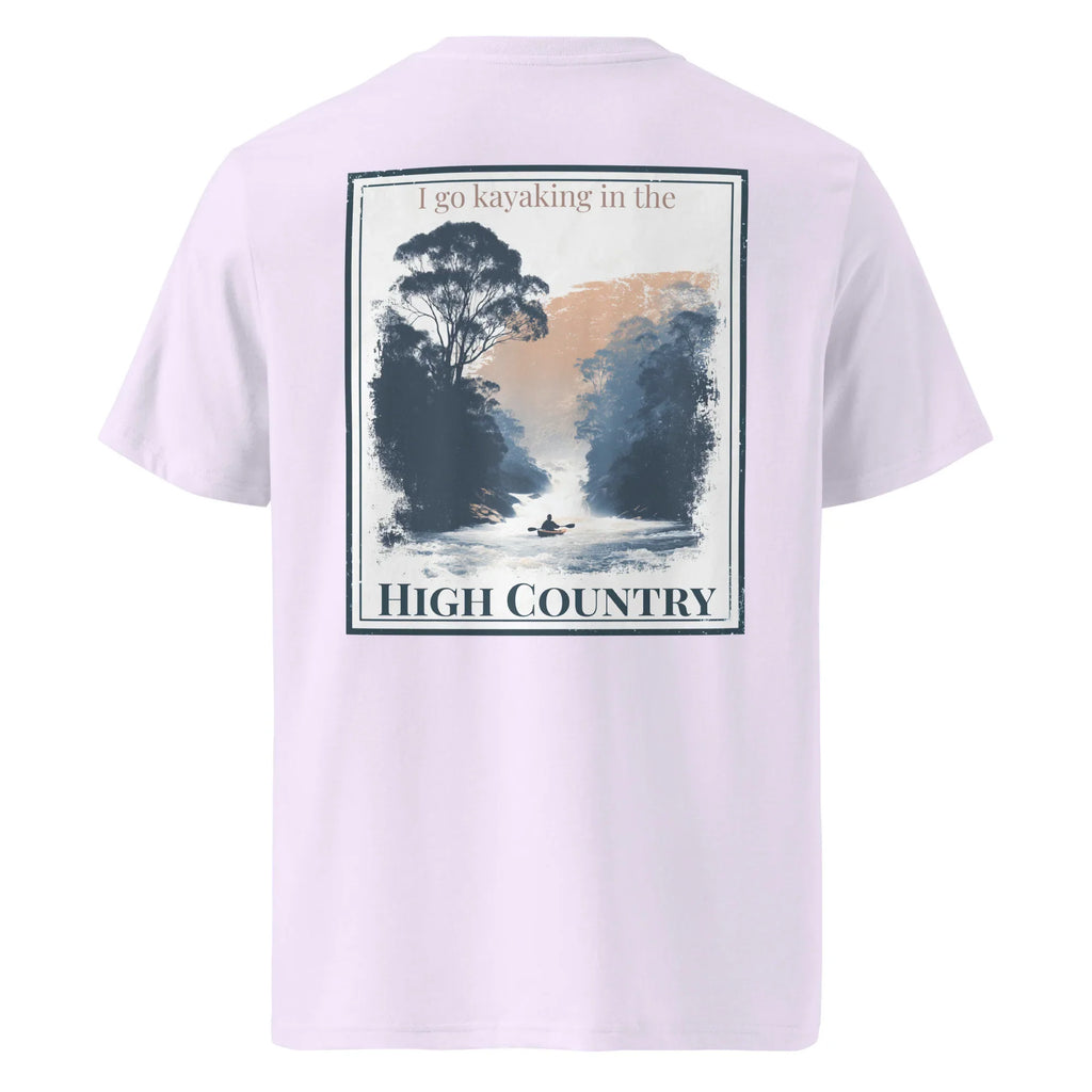 Organic Tee in sehr hellem Lavendel mit „HIGH COUNTRY“ Rücken-Print und Kajak-Motiv