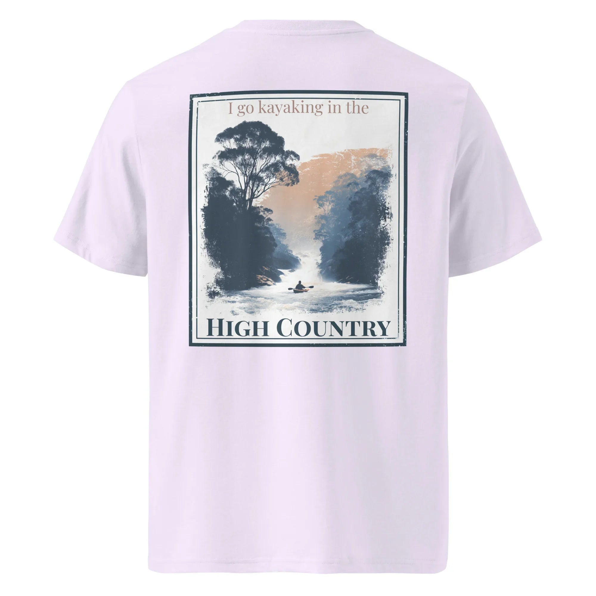Organic Tee in sehr hellem Lavendel mit „HIGH COUNTRY“ Rücken-Print und Kajak-Motiv
