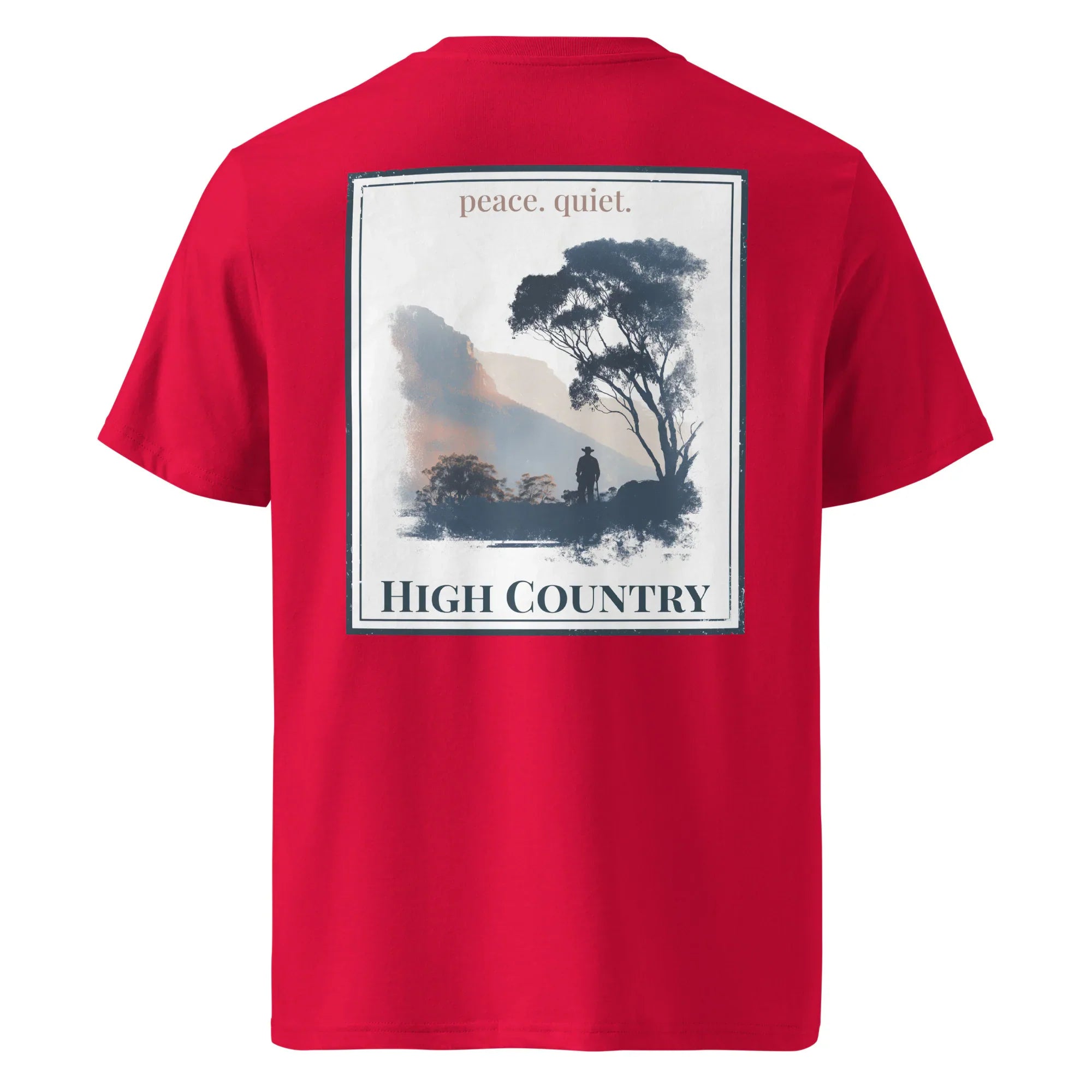 Camiseta orgánica roja: 'peace. quiet.' y gráfico 'HIGH COUNTRY' en la espalda