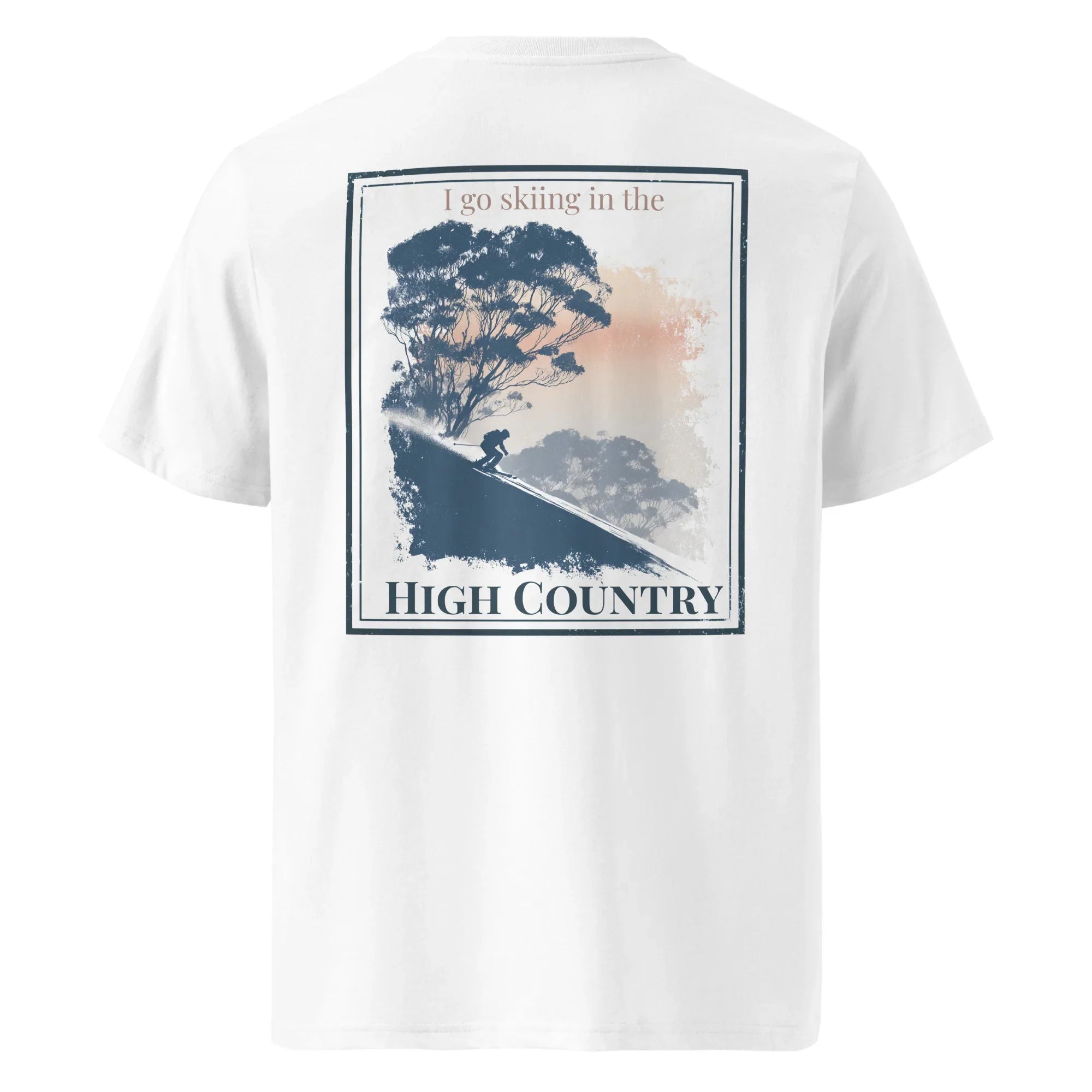 Organic Tee weiß, Rückenprint „High Country“ mit Skifahrer