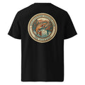 Organic Tee in Schwarz mit rundem Fishing-Club-Logo auf der Rückseite