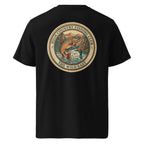 Organic Tee in Schwarz mit rundem Fishing-Club-Logo auf der Rückseite