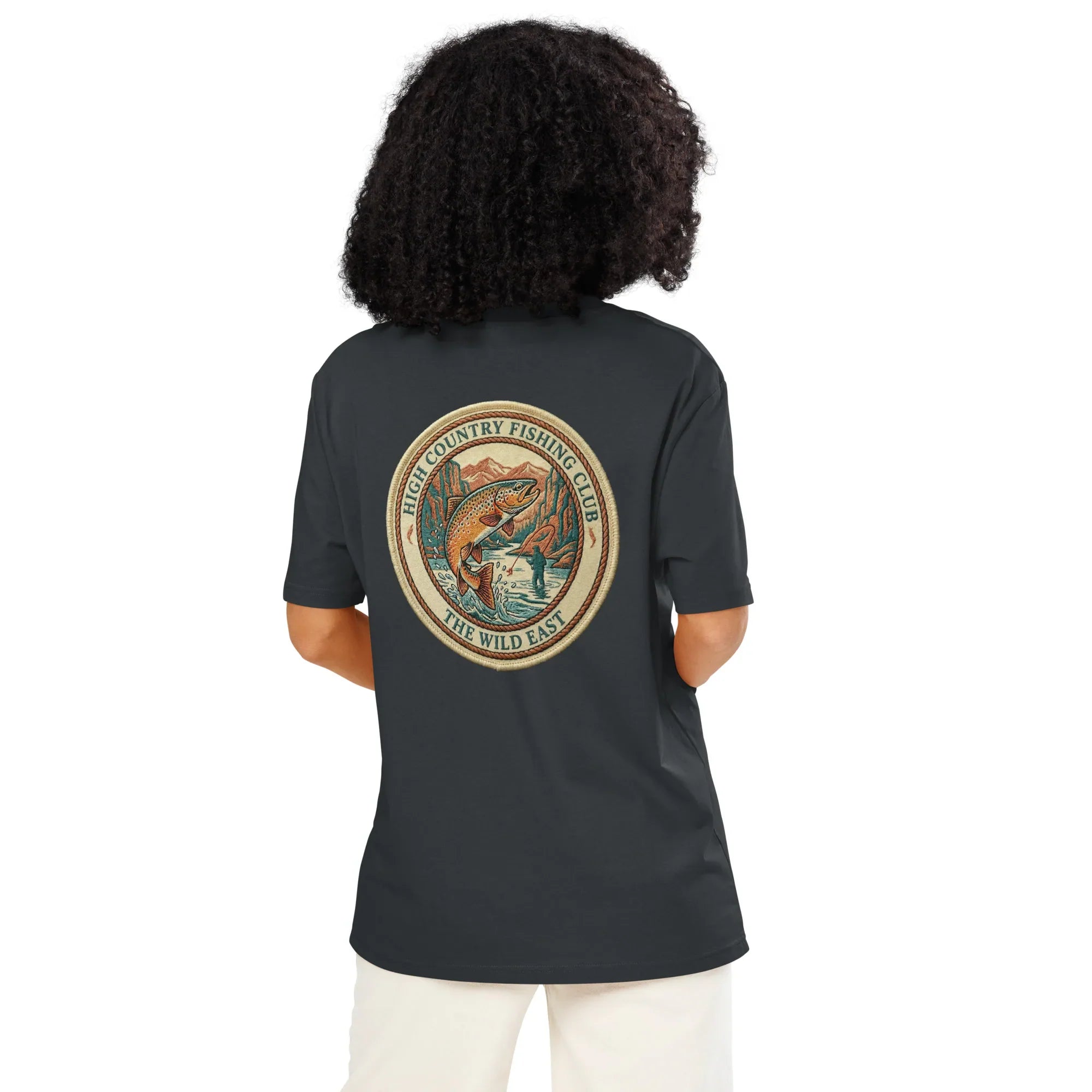 Organic Tee in Anthracite mit rundem Fishing-Club-Logo auf der Rückseite