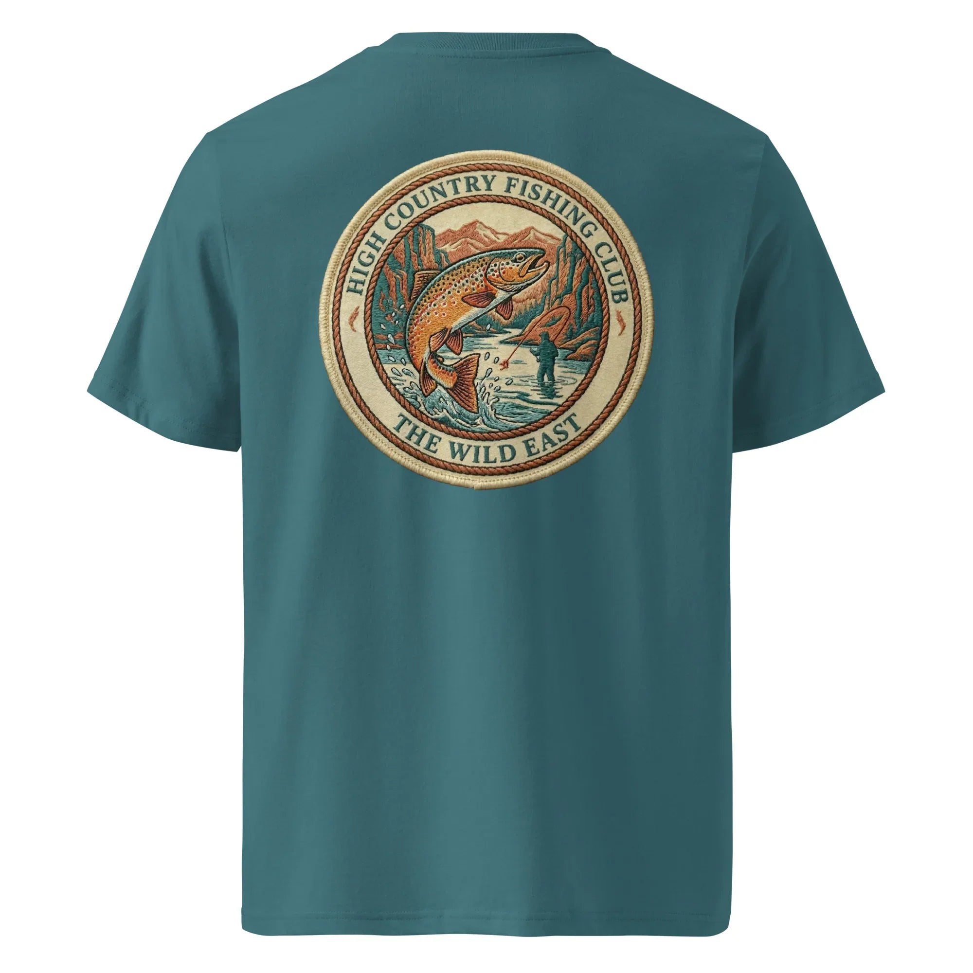 Organic Tee in Petrolblau mit rundem Fishing-Club-Logo auf der Rückseite